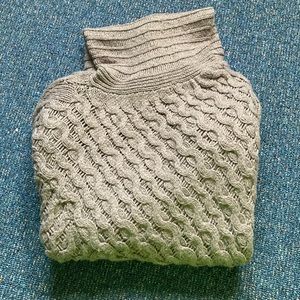 Turtle neck knit sweater with pockets